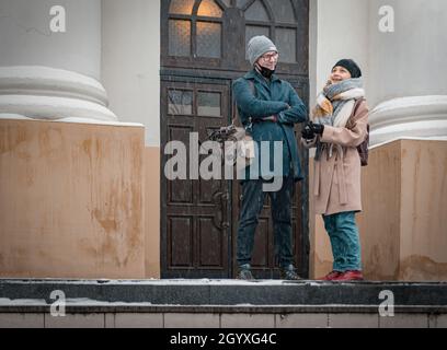 26. Oktober 2020, Tomsk, Russland: Zwei Schüler haben Spaß beim Reden Stockfoto