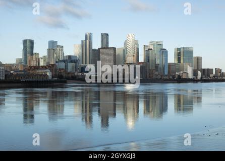 Canary Wharf spiegelte sich in der Themse wider Stockfoto