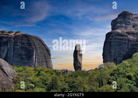 Meteora ist ein einzigartiger Ort und ein Top-Reiseziel, weil es ein Komplex von riesigen paläolithischen Felsen und byzantinischen Klöstern auf ihren Gipfeln ist Stockfoto