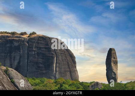 Meteora ist ein einzigartiger Ort und ein Top-Reiseziel, weil es ein Komplex von riesigen paläolithischen Felsen und byzantinischen Klöstern auf ihren Gipfeln ist Stockfoto
