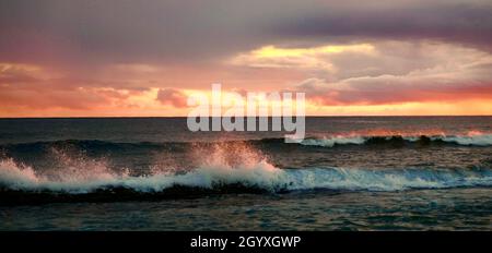 Wolkiger Sonnenuntergang am Saltpond Beach in der Nähe von Hanapepe auf Kauai Stockfoto