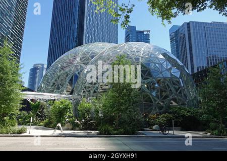 Seattle, WA / USA - 26. Juni 2021: Das ultramoderne Glas-Bürogebäude, bekannt als die Amazon Spheres (oder Seattle Spheres), wird tagsüber gezeigt. Stockfoto