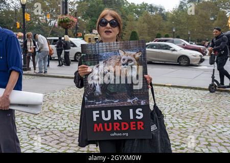 NEW YORK, NY - 9. OKTOBER: Tierschützer hält ein Schild mit der Aufschrift "Fell ist Mord" während eines Anti-Pelz-Marsches auf dem Grand Army Plaza auf der Fifth Avenue am 9. Oktober 2021 in New York City. Tierrechtler von fur Free NYC, einer Koalition von gemeinnützigen Organisationen, die sich für ein Verbot des Pelzverkaufs in New York City einsetzen, protestierten friedlich und forderten die New Yorker auf, ihre New Yorker Stadtratsmitglieder zu drängen, das Gesetz Intro 1476 für pelzfreies NYC zu unterstützen. Stockfoto