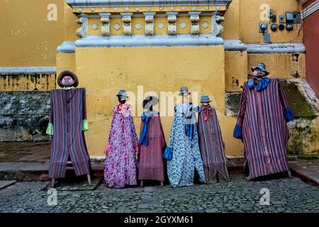 Traditionell gekleidete Schaufensterpuppen außerhalb des Klosters La Merced, Antigua, Guatemala, Stockfoto