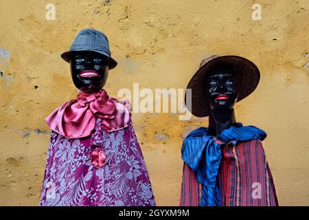 Traditionell gekleidete Schaufensterpuppen außerhalb des Klosters La Merced, Antigua, Guatemala, Stockfoto