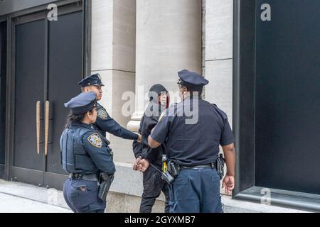 NEW YORK, NY - 9. OKTOBER: Polizisten der NYPD verhaften am 9. Oktober 2021 in New York City einen Mann in der 57 Street. Der Mann war nicht mit dem Ameisenfellmarsch verbunden. Stockfoto