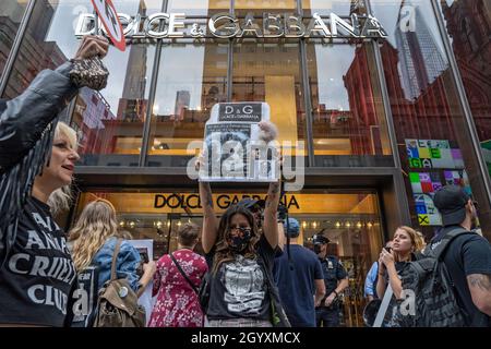 NEW YORK, NY - 9. OKTOBER: Tierschützer protestieren mit Schildern und Spruchbändern während eines Anti-Pelz-Marsches vor dem Dolce & Gabbana-Geschäft auf der Fifth Avenue am 9. Oktober 2021 in New York City. Tierrechtler von fur Free NYC, einer Koalition von gemeinnützigen Organisationen, die sich für ein Verbot des Pelzverkaufs in New York City einsetzen, protestierten friedlich und forderten die New Yorker auf, ihre New Yorker Stadtratsmitglieder zu drängen, das Gesetz Intro 1476 für pelzfreies NYC zu unterstützen. Stockfoto