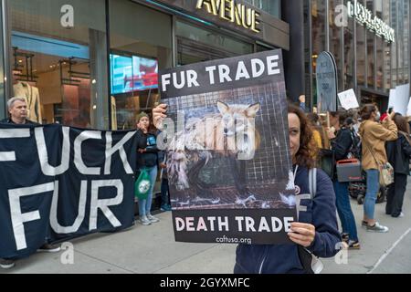 NEW YORK, NY - 9. OKTOBER: Tierschützer protestieren mit Schildern und Spruchbändern während eines Anti-Pelz-Marsches vor dem Dolce & Gabbana-Geschäft auf der Fifth Avenue am 9. Oktober 2021 in New York City. Tierrechtler von fur Free NYC, einer Koalition von gemeinnützigen Organisationen, die sich für ein Verbot des Pelzverkaufs in New York City einsetzen, protestierten friedlich und forderten die New Yorker auf, ihre New Yorker Stadtratsmitglieder zu drängen, das Gesetz Intro 1476 für pelzfreies NYC zu unterstützen. Stockfoto