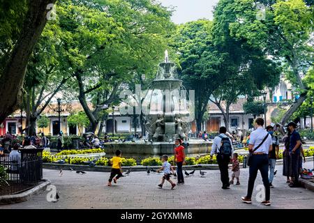 Szenen aus der Plaza Mayor (Parque Central) Antigua, Guatemala, Stockfoto