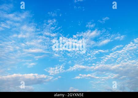 Blauer Himmel mit weißen Spindrift-Wolken am Tag Stockfoto