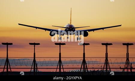 Richmond, British Columbia, Kanada. Okt. 2021. Ein Boeing 777-200er-Jet (G-YMMU) von British Airways landet bei Sonnenuntergang am internationalen Flughafen Vancouver. (Bild: © Bayne Stanley/ZUMA Press Wire) Stockfoto