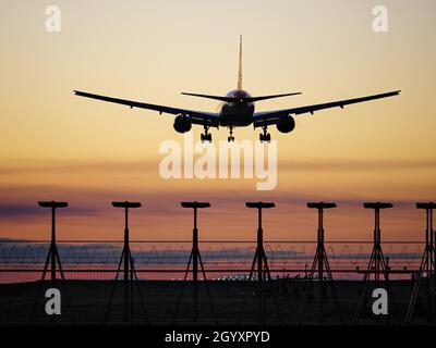 Richmond, British Columbia, Kanada. Okt. 2021. Ein Boeing 777-200er-Jet (G-YMMU) von British Airways landet bei Sonnenuntergang am internationalen Flughafen Vancouver. (Bild: © Bayne Stanley/ZUMA Press Wire) Stockfoto