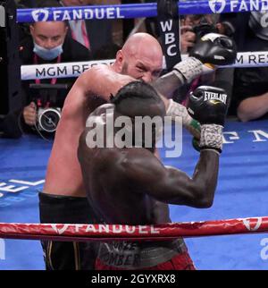 LAS VEGAS, NV - 09. OKTOBER: ( in Blk Trucks) Tyson Fury liefert während der 11. Runde einen Rechtskreuzschlag und KO's Deontay Wilder für den World Heavyweight Championship III Trilogiekampf in der T-Mobile Arena am Samstag, 9. Oktober 2021 in Las Vegas, Nevada. (MB Media) Stockfoto