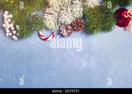 Weihnachten Hintergrund mit Tanne und Dekor. Draufsicht mit Textfreiraum Stockfoto