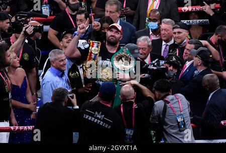 LAS VEGAS, NV - 09. OKTOBER: Tyson Fury posiert mit seinen Glocken nach KO Deontay Wilder im 11. Lauf zum World Heavyweight Championship III Trilogiekampf in der T-Mobile Arena Samstag (MB Media) Stockfoto