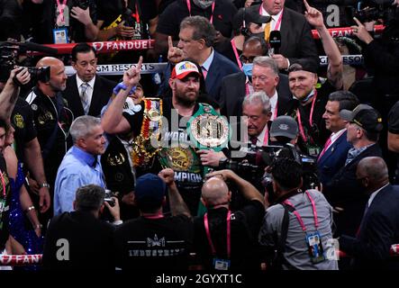 LAS VEGAS, NV - 09. OKTOBER: Tyson Fury posiert mit seinen Glocken nach KO Deontay Wilder im 11. Lauf zum World Heavyweight Championship III Trilogiekampf in der T-Mobile Arena Samstag (MB Media) Stockfoto