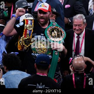 LAS VEGAS, NV - 09. OKTOBER: Tyson Fury posiert mit seinen Glocken nach KO Deontay Wilder im 11. Lauf zum World Heavyweight Championship III Trilogiekampf in der T-Mobile Arena Samstag (MB Media) Stockfoto