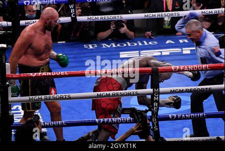 LAS VEGAS, NV - 09. OKTOBER: ( in Blk Trucks) Tyson Fury liefert während der 11. Runde einen Rechtskreuzschlag und KO's Deontay Wilder für den World Heavyweight Championship III Trilogiekampf in der T-Mobile Arena am Samstag, 9. Oktober 2021 in Las Vegas, Nevada. (MB Media) Stockfoto