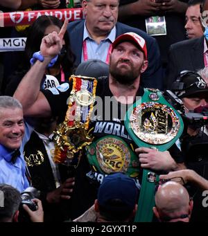 LAS VEGAS, NV - 09. OKTOBER: Tyson Fury posiert mit seinen Glocken nach KO Deontay Wilder im 11. Lauf zum World Heavyweight Championship III Trilogiekampf in der T-Mobile Arena Samstag (MB Media) Stockfoto