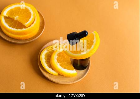 Flasche ätherisches Öl aus Orangen - alternative Medizin. Das Konzept der natürlichen Selbstversorgung Stockfoto