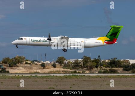 Bombardier Dash 8-Q402 (Reg: OE-LGL) durchläuft Malta mit der Auslieferung an seinen neuen Betreiber in Kamerun. Stockfoto