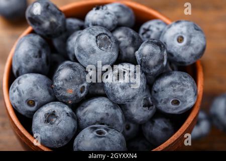 Frisch gepflückte Heidelbeeren in einer Tonschüssel. Gesunde Beere, Bio-Lebensmittel, Antioxidans, Vitamin, blaue Lebensmittel. Stockfoto