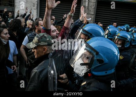 Mailand, Italien. 9. Oktober 2021. Während einer No Green Pass-Demo konfrontieren Menschen Polizeibeamte in Aufruhr, um gegen die Einführung von Maßnahmen der Regierung zur Bekämpfung der COVID-19-Coronavirus-Pandemie zu protestieren.Quelle: Piero Cruciatti/Alamy Live News Stockfoto