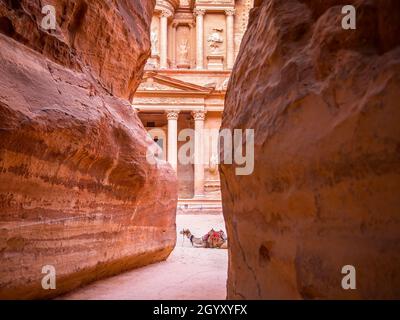 Al-Khazneh (Schatzkammer) einer der kunstvoll gestalteten Tempel in der antiken Stadt Petra, Jordanien. Stockfoto