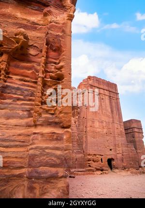 Grab von 'Unayshu ein gut erhaltenes Grab, das in roten Felsen in der alten Stadt Petra, Jordanien, geschnitzt wurde Stockfoto