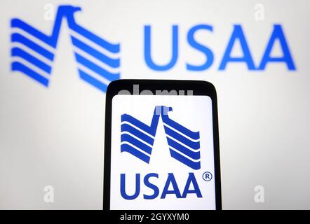 Ukraine. Oktober 2021. In dieser Abbildung ist das Logo der United Services Automobile Association (USAA) auf einem Smartphone und einem pc-Bildschirm zu sehen. (Foto von Pavlo Gonchar/SOPA Images/Sipa USA) Quelle: SIPA USA/Alamy Live News Stockfoto