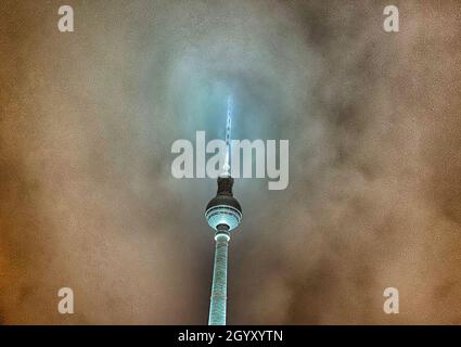 Berlin, Deutschland. März 2021. Der Fernsehturm am Alexanderplatz am Abend. Quelle: Soeren Stache/dpa-Zentralbild/ZB/dpa/Alamy Live News Stockfoto