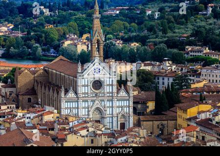 Basilika Santa Croce Franziskanerkirche, in der die Gräber großer italienischer Männer aus der Renaissance, wie Michelangelo, Galileo Galilei und andere, untergebracht sind. Stockfoto