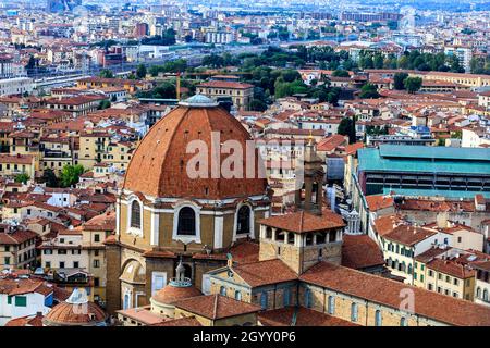 Die Kapelle der Medici- und San Lorenzo-Kirche in Florenz. Es beherbergt die Gräber der Medici-Familie. Die Neue Sakristei wurde von Michelangelo entworfen. Stockfoto