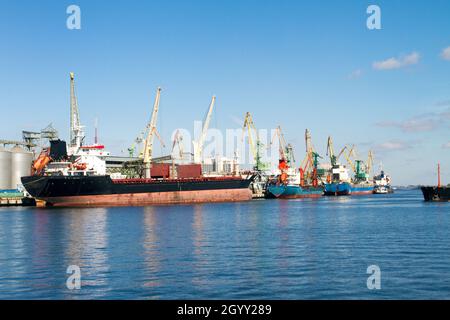 Bild von Seeschiffen, die Turmkräne im Hafen laden Stockfoto