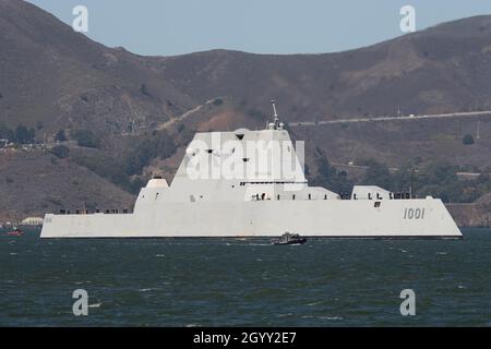 Oktober 2021; San Francisco, Kalifornien, USA; der Raketenzerstörer der Zumwalt-Klasse USS Michael Monsoor (DDG 1001) durchquert die San Francisco Bay während der 40. jährlichen San Francisco Fleet Week. (Stan Szeto/Image of Sport) Stockfoto