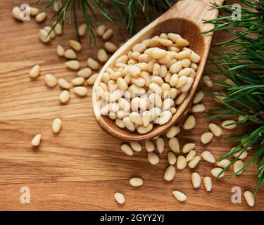 Pinienkerne auf einem alten Holzhintergrund Stockfoto