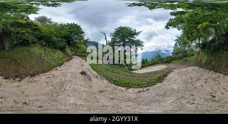 360 hdri Panorama auf Serpentinenpfad in hohen Bergen inmitten von Laubwäldern in gleicheckiger kugelförmiger nahtloser Projektion, VR AR Inhalt Stockfoto