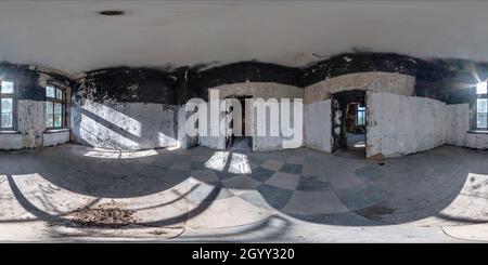 Verlassene leere Betonzimmer oder altes Gebäude in voll nahtlosen sphärischen 360 hdri Panorama in äquirequangular Projektion, ready AR VR Virtual Reality Stockfoto