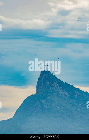 Rio de Janeiro, Brasilien - UM 2021: Christus der Erlöser (Cristo Redentor) einer der größten Touristenattraktionen Brasiliens Stockfoto