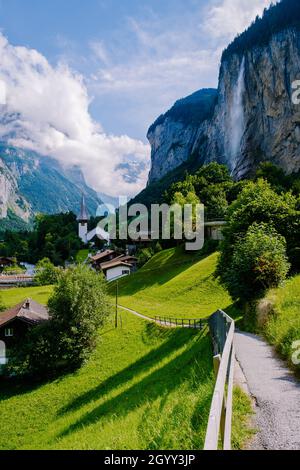 Berühmtes Lauterbrunnental mit einem wunderschönen Wasserfall und Schweizer Alpen im Hintergrund, Berner Oberland, Schweiz, Europa. Stockfoto