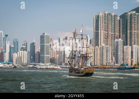 Die Bounty, eine Nachbildung, die für den gleichnamigen Film aus dem Jahr 1984 gebaut wurde, segelt 2009 auf dem Victoria Harbour, vorbei an Kennedy Town, Hong Kong Island Stockfoto