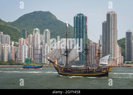 Die Bounty, eine Nachbildung für den gleichnamigen Film aus dem Jahr 1984, fährt am Victoria Harbour vorbei an Kennedy Town, Hong Kong Island Stockfoto