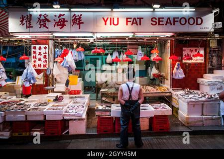 Ein Geschäft verkauft frischen Fisch und andere Meeresfrüchte in Gage Sreet, Central, Hong Kong Island Stockfoto