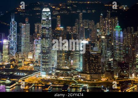 Die Wolkenkratzer von Central, Hong Kong Island bei Nacht, vom Level 106 des ICC in West Kowloon, 2009 aus gesehen Stockfoto