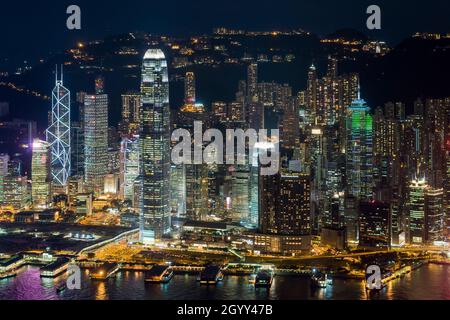 Die Wolkenkratzer von Central, Hong Kong Island bei Nacht, vom Level 106 des ICC in West Kowloon, 2009 aus gesehen Stockfoto