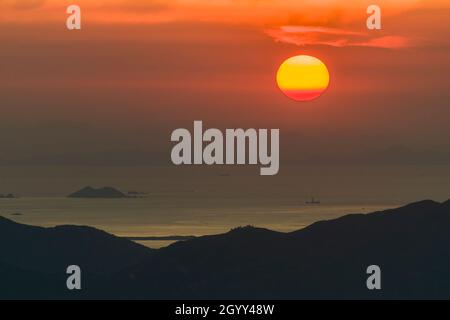 Sonnenuntergang über der Insel Lantau und der Mündung des Pearl River vom Level 106 des ICC in West Kowloon, Hongkong aus gesehen Stockfoto