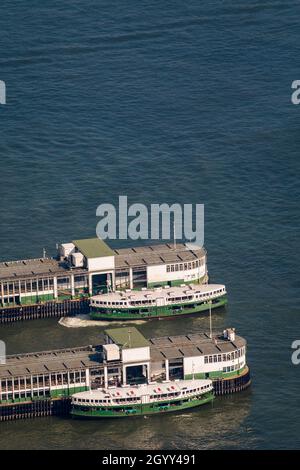 Star Ferries an den Piers in Tsim Sha Tsui, Kowloon, vom Level 106 des ICC in West Kowloon, Hongkong aus gesehen Stockfoto