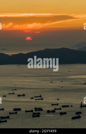 Sonnenuntergang über der Insel Lantau und der Mündung des Pearl River vom Level 106 des ICC in West Kowloon, Hongkong aus gesehen Stockfoto