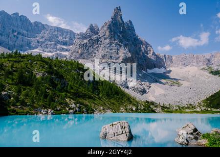 See Sorapis Italienische Dolomiten, am Morgen mit klarem Himmel auf dem Lago di Sorapis in den italienischen Dolomiten, See mit einzigartigen türkisfarbenen Wasser in der Provinz Belluno in Norditalien. Stockfoto