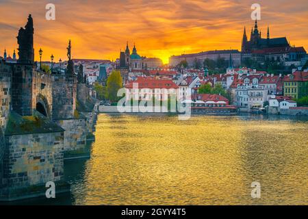 Fantastische Aussicht mit der Karlsbrücke über die Moldau bei farbenfrohem Sonnenuntergang und spektakulärem Stadtbild mit Gebäuden am Wasser, Prag, Tschechische Republik Stockfoto